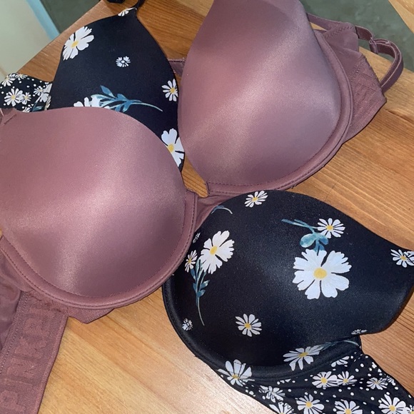SOLD☁️😇🌼🌼🩷🩷VS Lightly lined full coverage- 34B. Very loved and worn often - Picture 3 of 8
